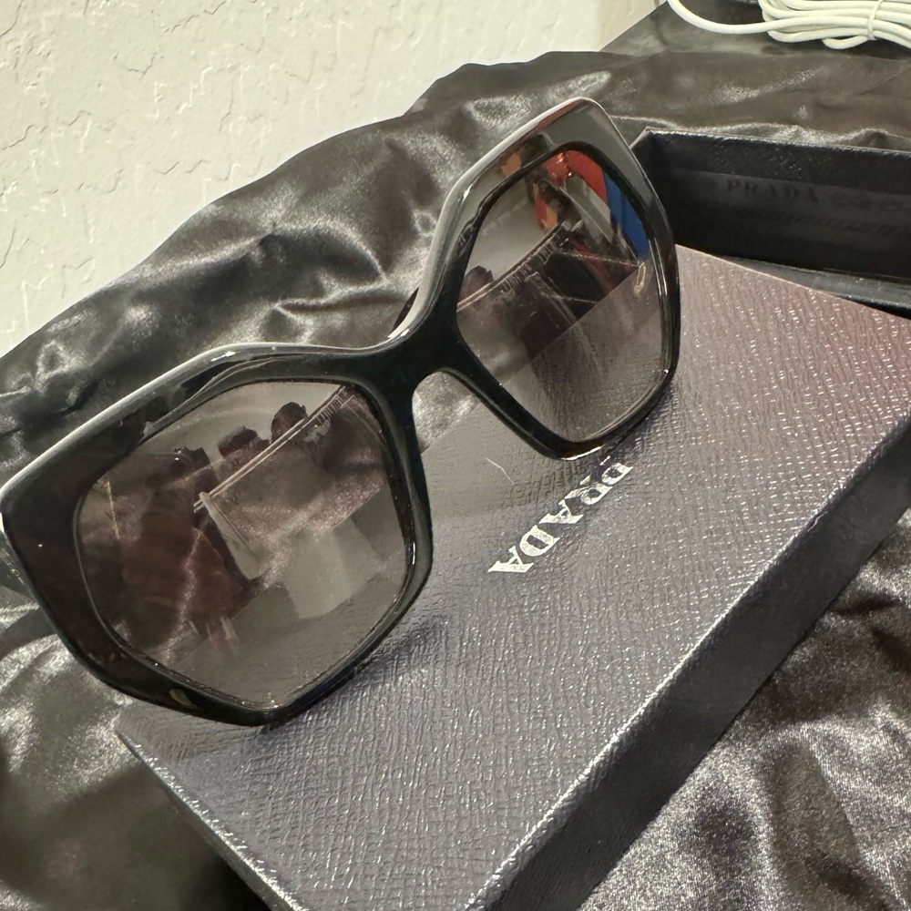 Prada sunglasses - Picture 1 of 8